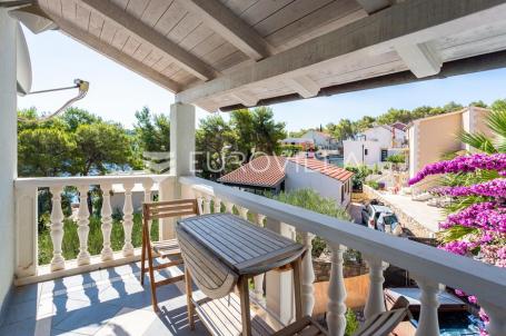 Brač, Milna, samostojeća kuća s četiri apartmana