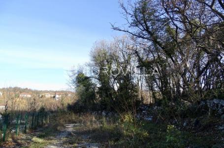 Kastav, građevinski teren na mirnoj lokaciji, moguća parcelacija na 3 terena