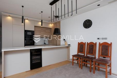 Njivice, otok Krk, dvoetažni stan u novogradnji s bazenom površine 104.45 m²
