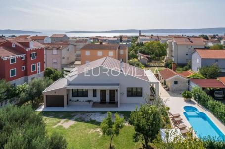 Kaštel Stari, villa s bazenom površine 350 m², na prostranom zemljištu površine 1216 m²
