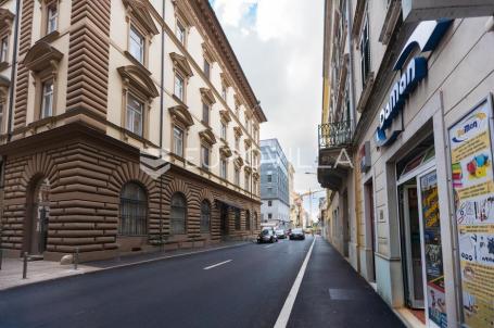 Centar Rijeke, prizemni poslovni prostor 169 m² s dva izloga, dugoročni najam