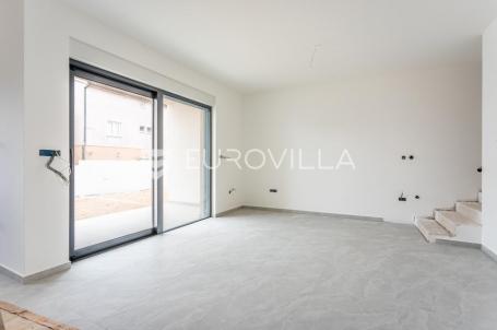Vodice, prostran dvosoban stan, 112,61 m²