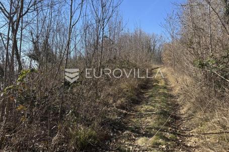 Istra, Karojba - građevinsko zemljište uz cestu 670 m2