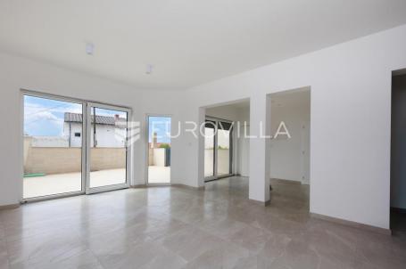 Crikvenica, trosoban stan 72 m² s prostranom terasom i parkingom
