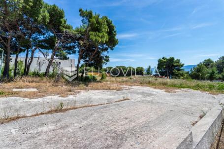 Brač, Bol, tri građevinska zemljišta s dozvolama, 1.983 m²