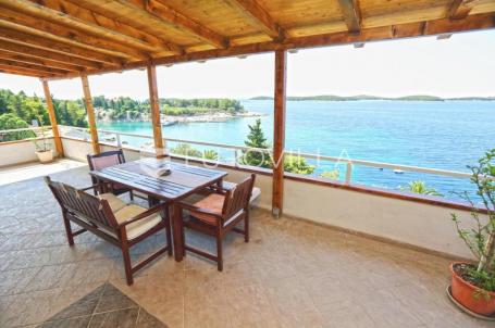 Hvar, jedinstvena nekretnina na prekrasnoj poziciji 1. red uz more