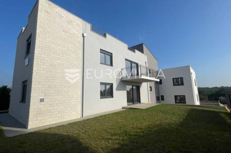 Poreč, stan s parking mjestom, blizina mora, novogradnja 94 m²