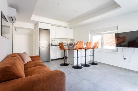 Rogoznica, Zečevo, kuća s 4 stana i podrumom, 366,81 m²