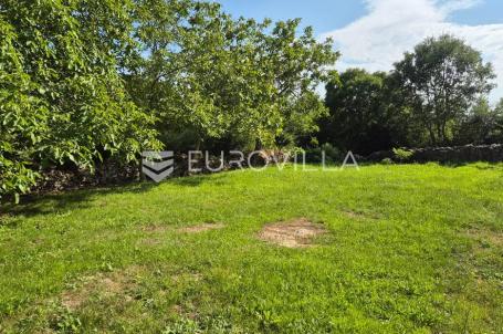 Istra, Dobravci, građevinsko zemljište 1154m2 s dva objekta