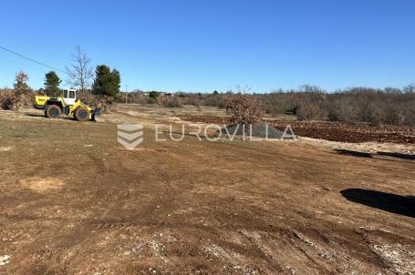 Vodnjan, građevinska parcela  1230 m2 s pravomoćnom građevinskom dozvolom