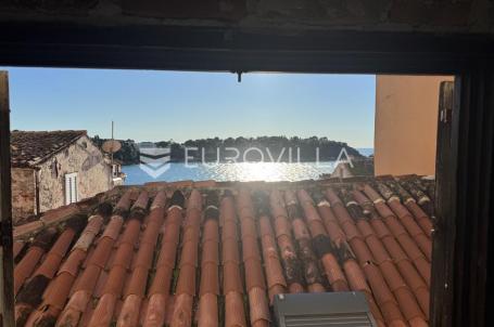 Istra, Rovinj, kamena kuća 100m2 na 3 etaže na 30 metara od mora