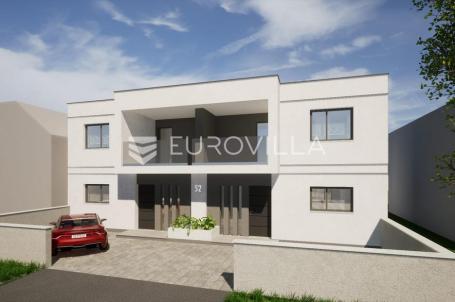 Slavonski Brod, Kolonija, četverosoban dvoetažni stan s vrtom, 162,63 m²