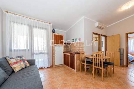 Šibenik, Grebaštica, kuća s apartmanima drugi red od mora