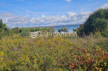 Pašman, Banj, građevinsko zemljište površine 723m2 na top lokaciji, odmah uz more