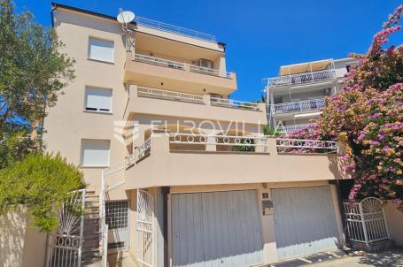 Trogir, Seget renovirana kuća s tri novouređena stana od 250 m², s gražom i parkingom
