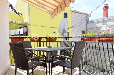 Istra, Premantura, vezana kuća s dva stana na odličnoj lokaciji, 90 m², uređeno