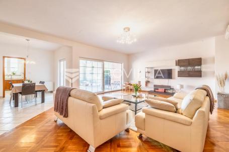 Zagreb, Gornja Dubrava, lijepa prostrana kuća s dva stana i 3 GPM, 350 m2