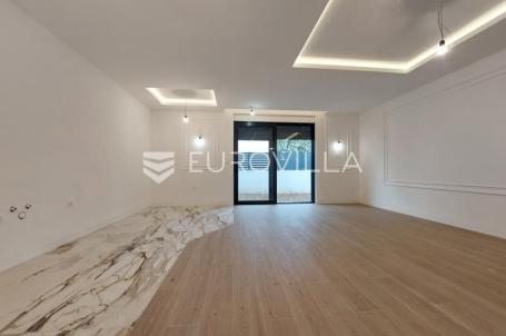 Istra, Pula, Štinjan, stan s velikim privatnim vrtom 950m od plaže