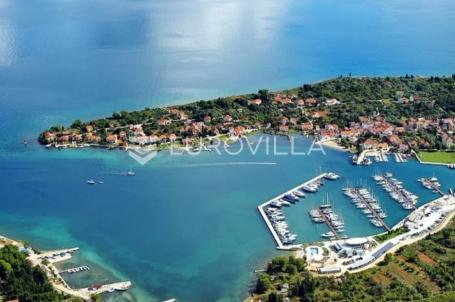 Zadar, otok Ugljan, građevinsko zemljište površine 1015 m² uz more