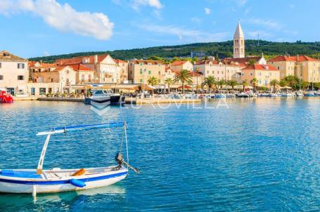 Brač, Supetar  atraktivan poslovni prostor s projektom za  nadogradnju