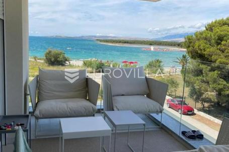 Pag, Povljana, prekrasan trosoban stan prvi red do mora, 112 m²