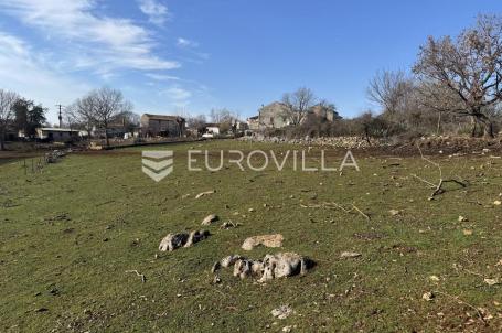 Istra, Poreč okolica - građevinsko zemljište 1029 m2 na rubu urbanizacije okruženo zelenilom