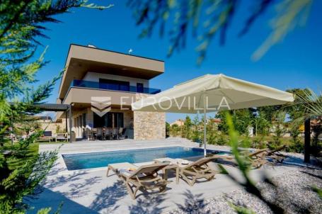 Istra, Marčana, moderna vila s bazenom i wellness oazom