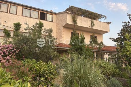 Hvar, Jelsa, stambeno poslovni kompleks idealan za investiciju 