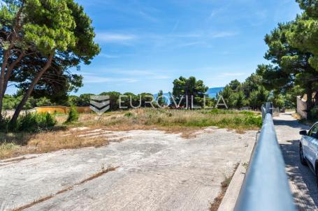 Brač, Bol, građevinsko zemljište s dozvolom, 733 m²