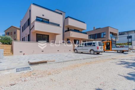 Istra, Poreč, trosoban stan s vrtom