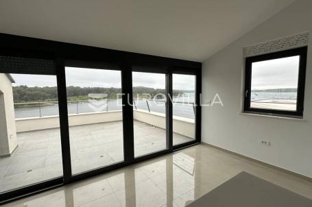 Medulin, trosoban stan s pogledom more neto korisne površine od 133 m²