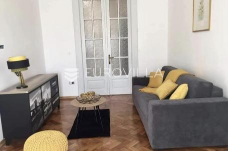 Rijeka, centar, adaptiran četverosoban stan površine 114.08 m², balkon