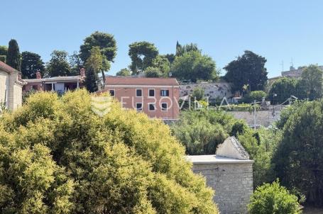 Pula, Centar, stambeno, poslovni kompleks s dva kvalitetna stana i caffe barom, 272.02 m²