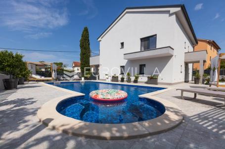 Malinska, prekrasna vila s 3 stambene jedinice, bazen, pogled na more