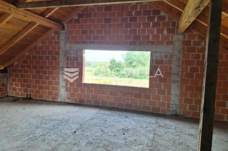 Karlovac, Udbinja, kuća 500 m², mogućnost više stambenih jedinica