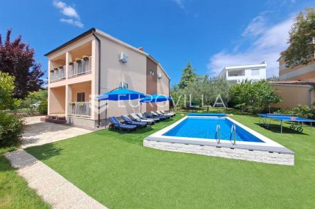 Istra, Fažana, prostrana kuća površine 200 m² s bazenom, 600 m od mora