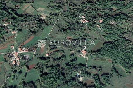 Istra, Pićan – 4300 m2 mješovitog zemljišta, idealno za kuću na mirnoj lokaciji