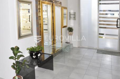 Istra, Buje, stambeno poslovna kuća 750m2 u centru grada