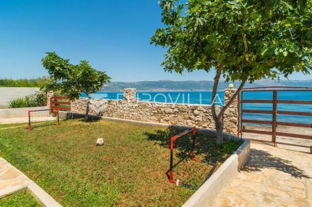 Otok Čiovo, Slatine - kuća s bazenom na plaži