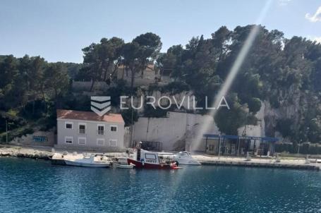 Brač, Selca, poslovni prostor, trenutno kopnena i morska benzinska postaja