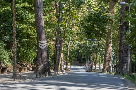 Tuškanac zemljište 950m2 sa kućom 350m2