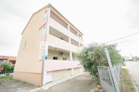 Zadar, Bibinje, kuća u centru s tri odvojena stana i pogledom na more