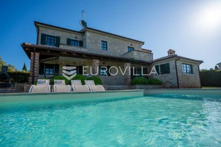 Istra, Sveti Lovreč, kamena vila 269 m2 s bazenom, velikim vrtom i pogledom na more