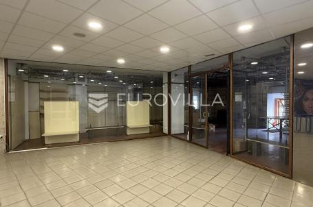 Osijek, Centar grada, poslovni prostor površine 82 m2, 1. kat