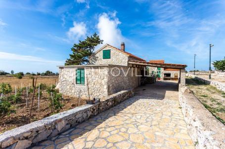 Hvar, veliko lijepo imanje s tri kuće na parceli od 32500 m2