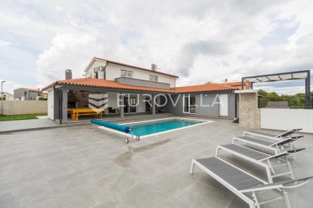 Istra, Svetvinčenat, moderna samostojeća kuća 155 m² s grijanim bazenom 32 m²