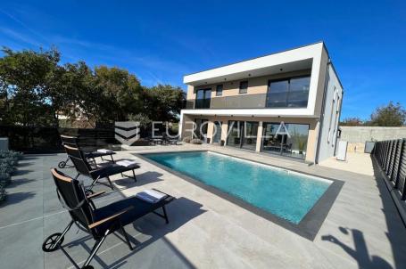 Istra, Smoljanci, moderna novoizgrađena vila s bazenom i pogledom na more