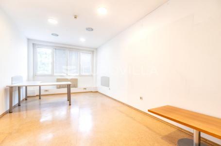 Zagreb, Savica, poslovni prostor uredske namjene 452 m² na 2. katu poslovne zgrade