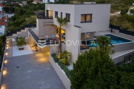 Trogir okolica, moderna vila s bazenom blizu mora