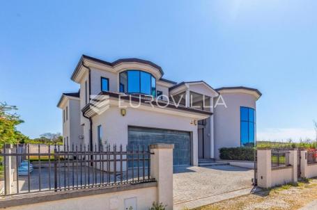 Istra, Pomer, prekrasna vila  od 490 m2 u blizini Marine s velikim vrtom i bazenom